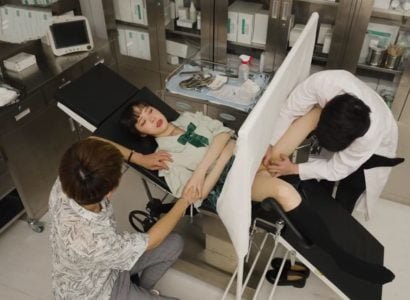 Супер -седиктивный сосед приглашает молодых людей познакомиться с опытом