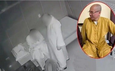 Ее большая грудь свернулась и жаждет