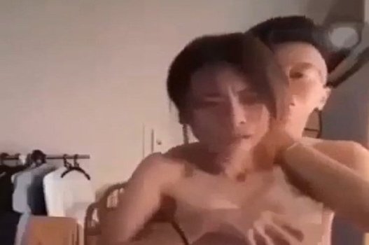 Молодые мальчики жаждут и ее лучшая подруга жаждут