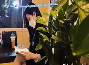Просто касаясь и нет, он нажал на две большие груди